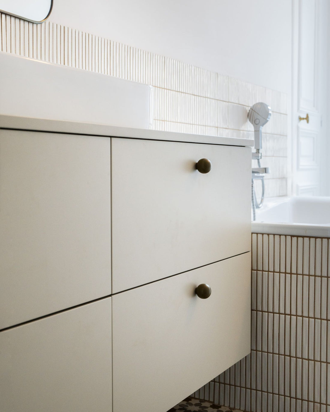 poignées de meuble de salle de bain kaki sur meuble beige