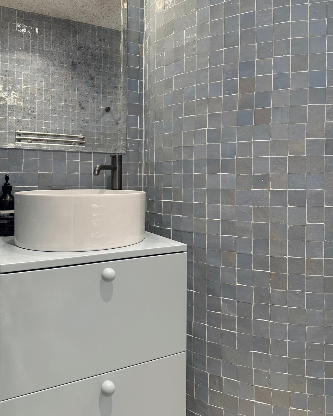 Meuble de salle de bain bleu assorti au zellige