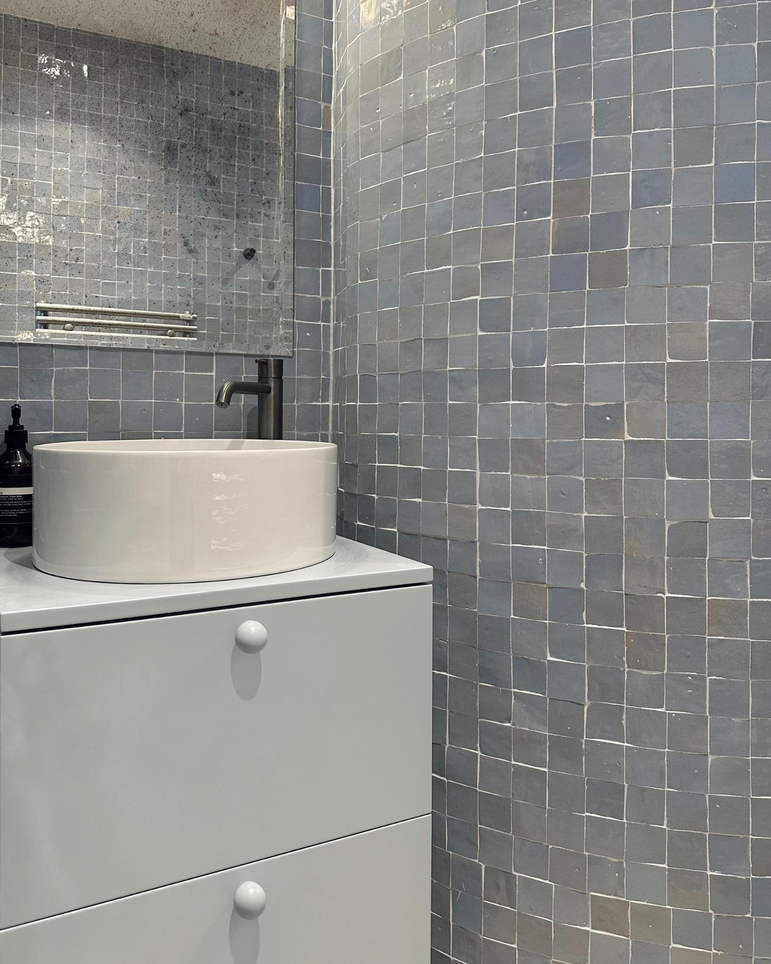 Meuble de salle de bain bleu assorti au zellige