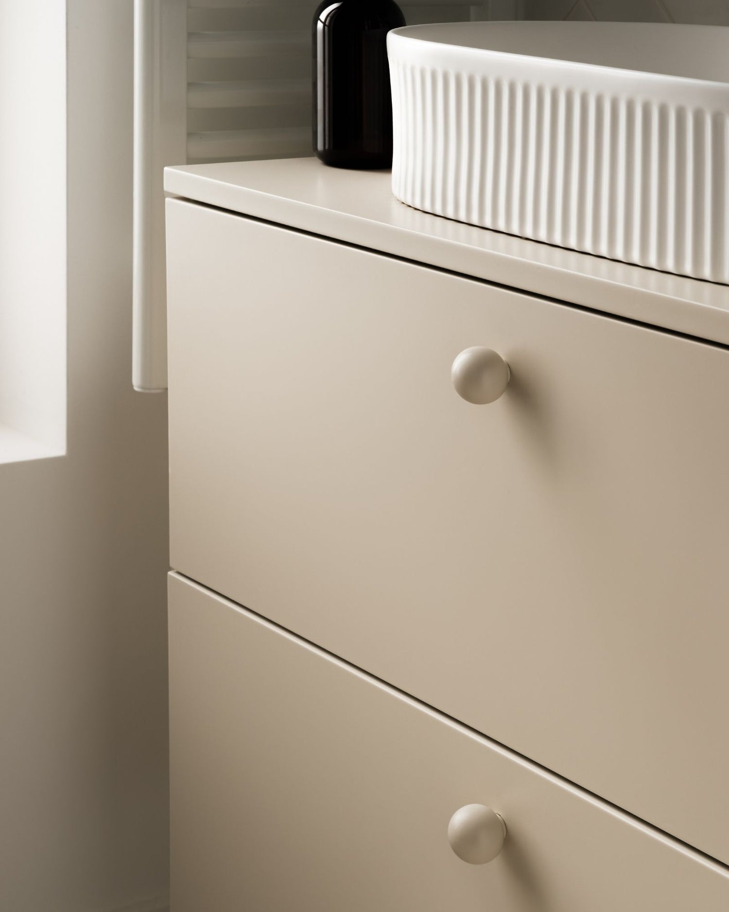 Détail boutons de meuble de salle de bain beige