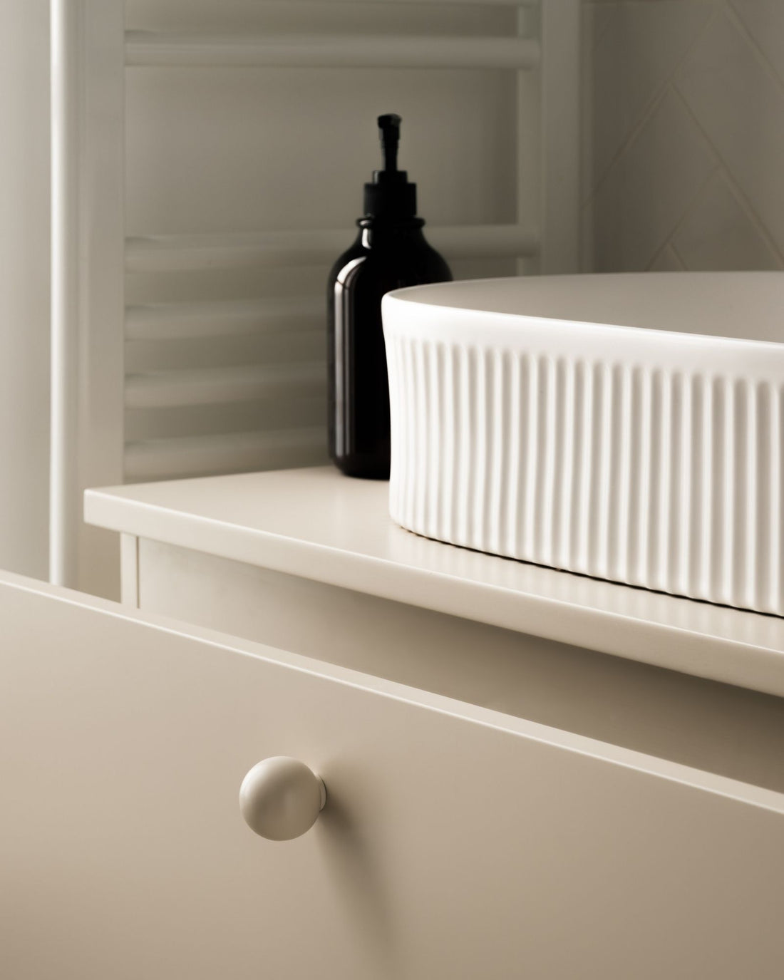 poignées pio beige de meuble de salle de bain sur meuble beige 