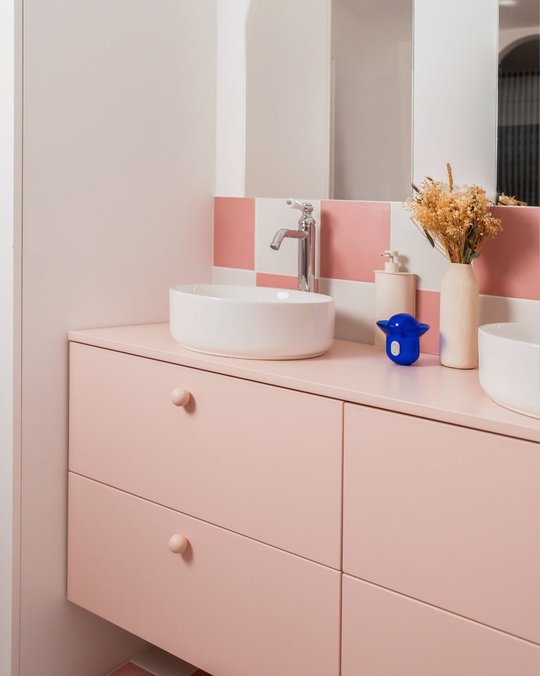 meuble de salle de bain rose personnalisable vue angle