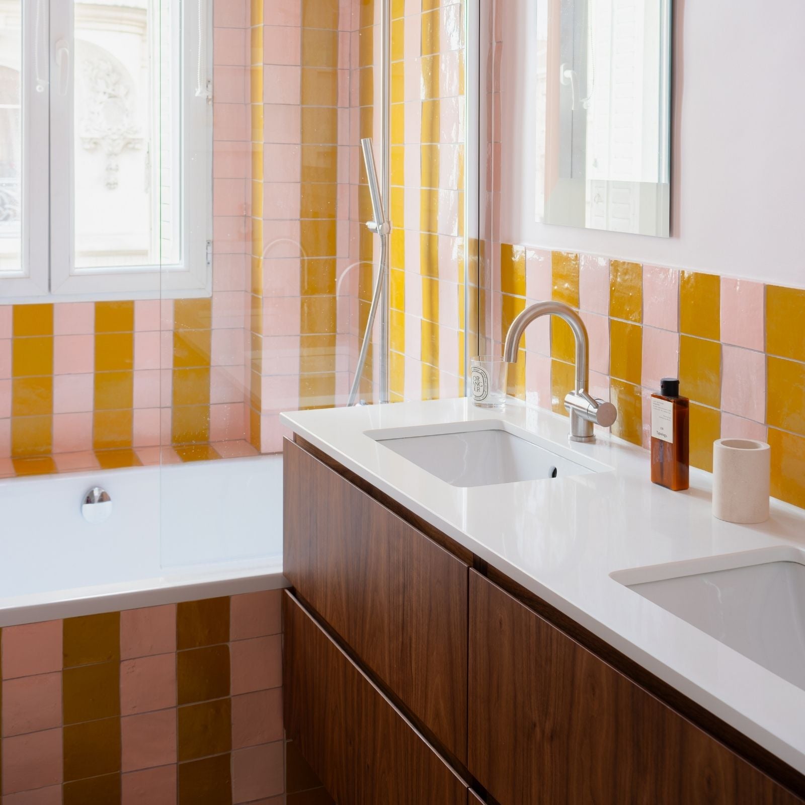 Meuble de salle de bain noyer, prise de main intégrée avec plan vasque intégré