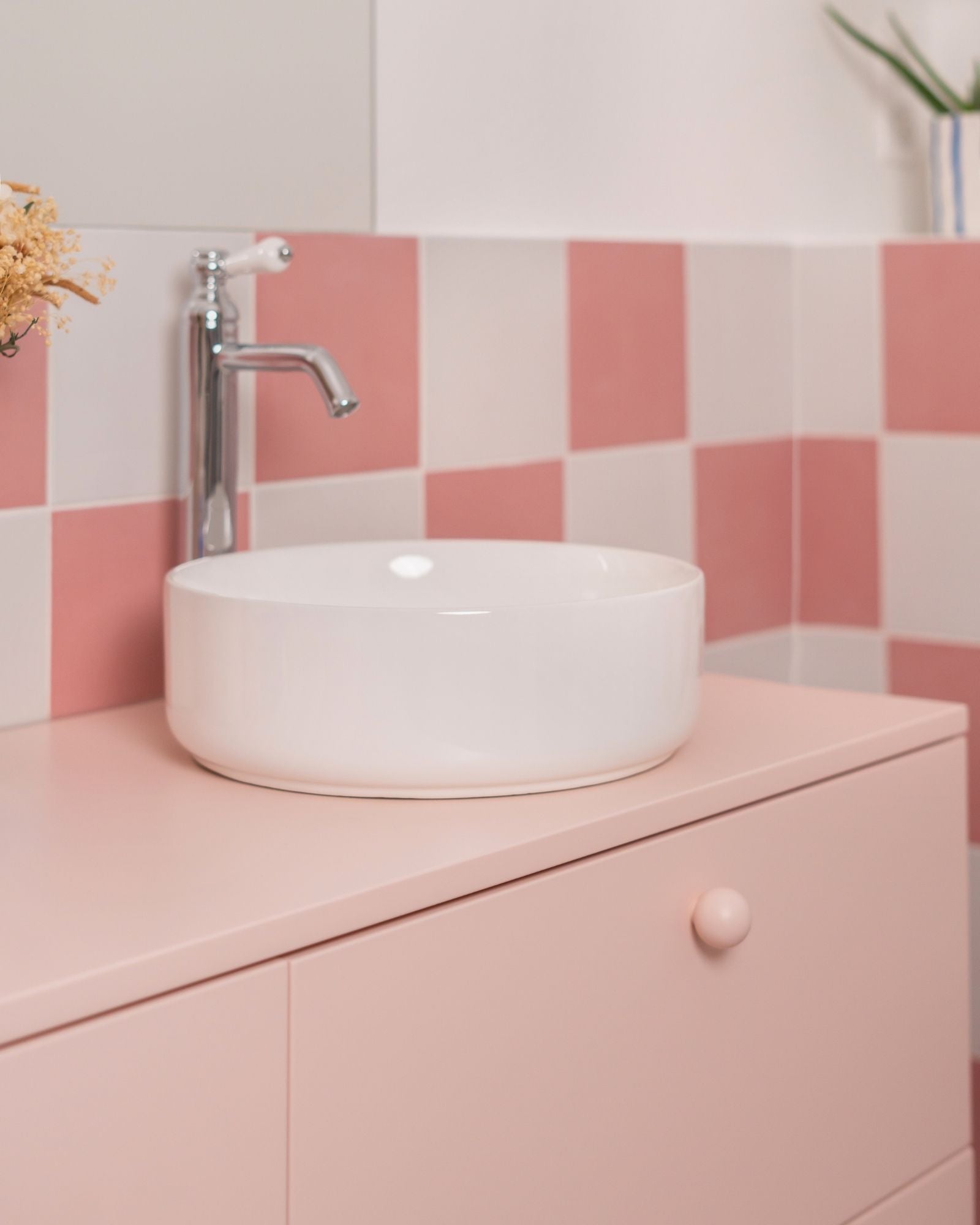 meuble de salle de bain rose dans salle de bain graphique détail