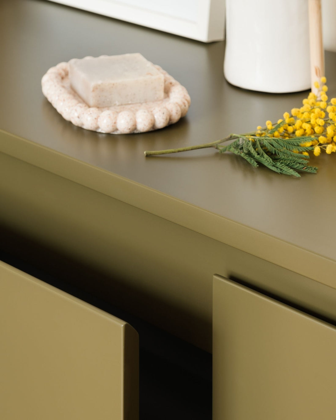 Meuble de salle de bain kaki poignée intégrée polopolo.