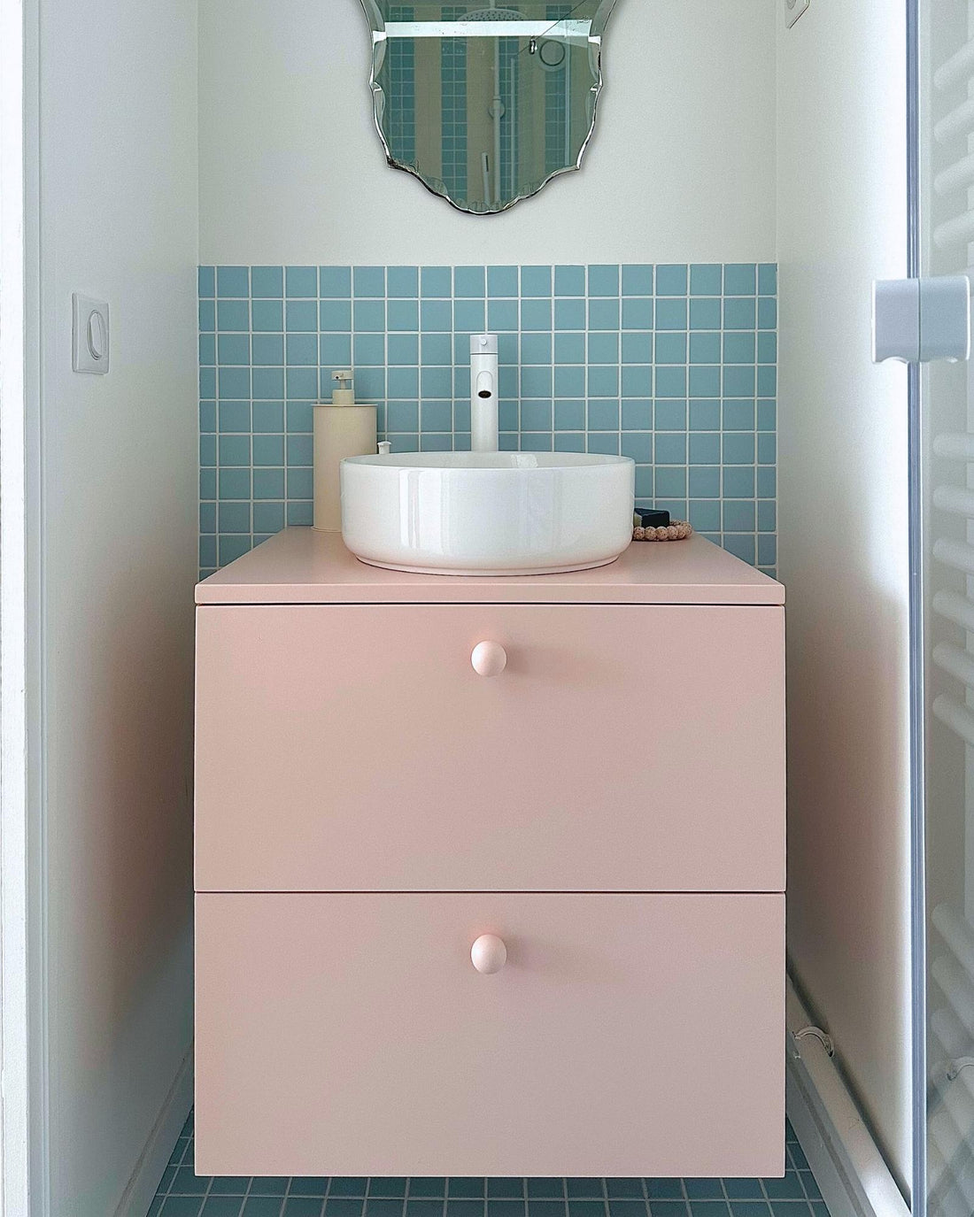 meuble de salle de bain rose petit espace