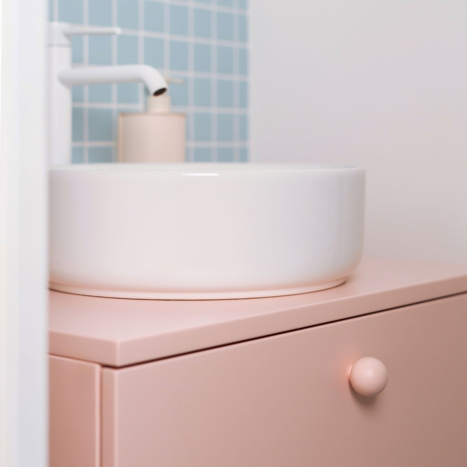 Meuble de salle de bain rose pour petits espaces