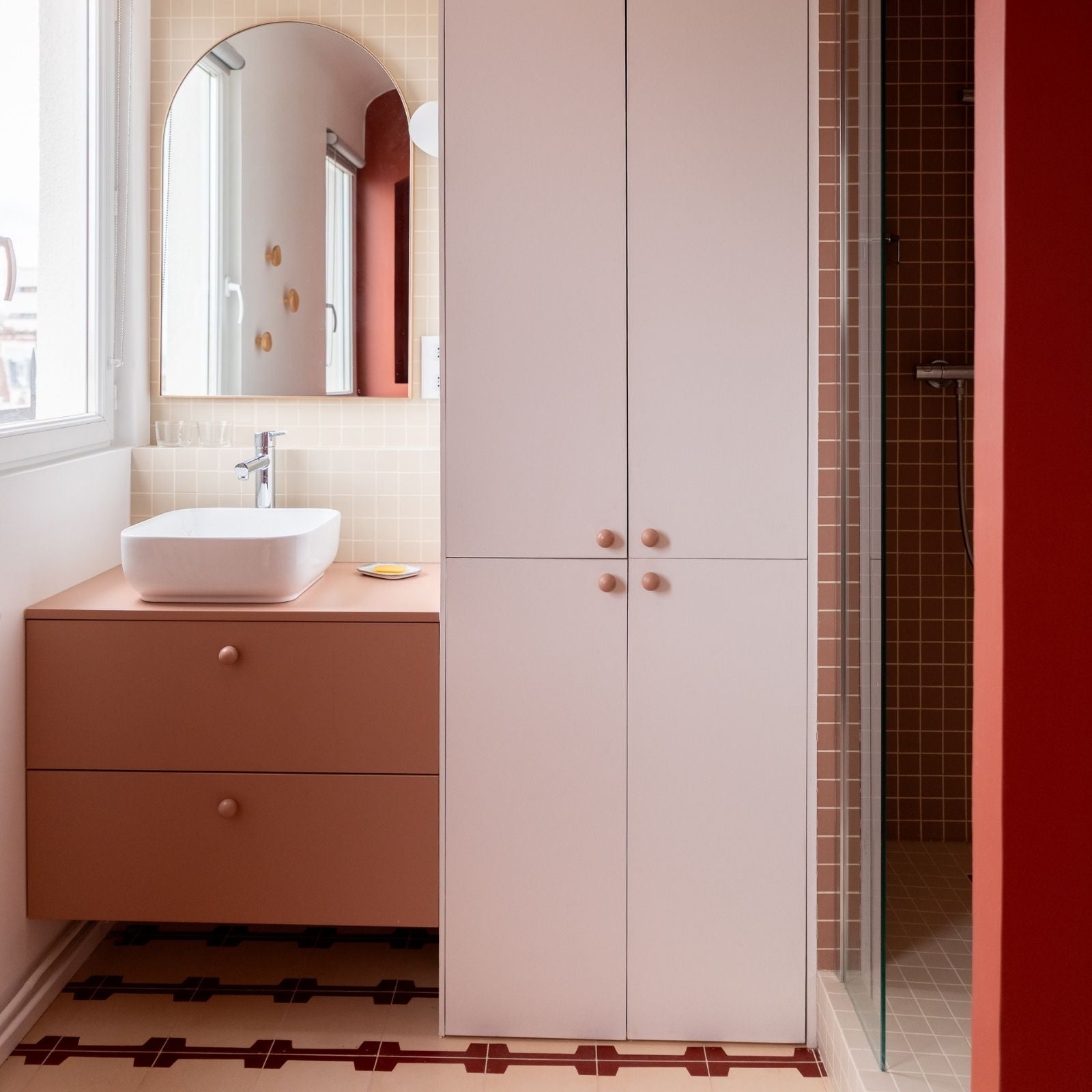 meuble de salle de bain argile dans salle de bain graphique