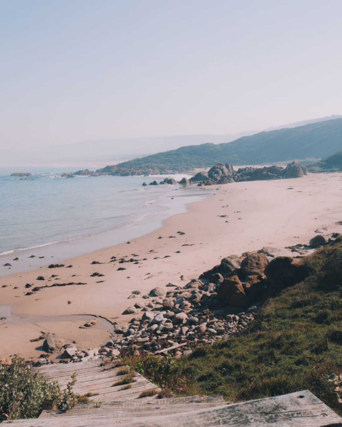 vue d'une plage montrant notre engagement et nos peintures à base d’algues