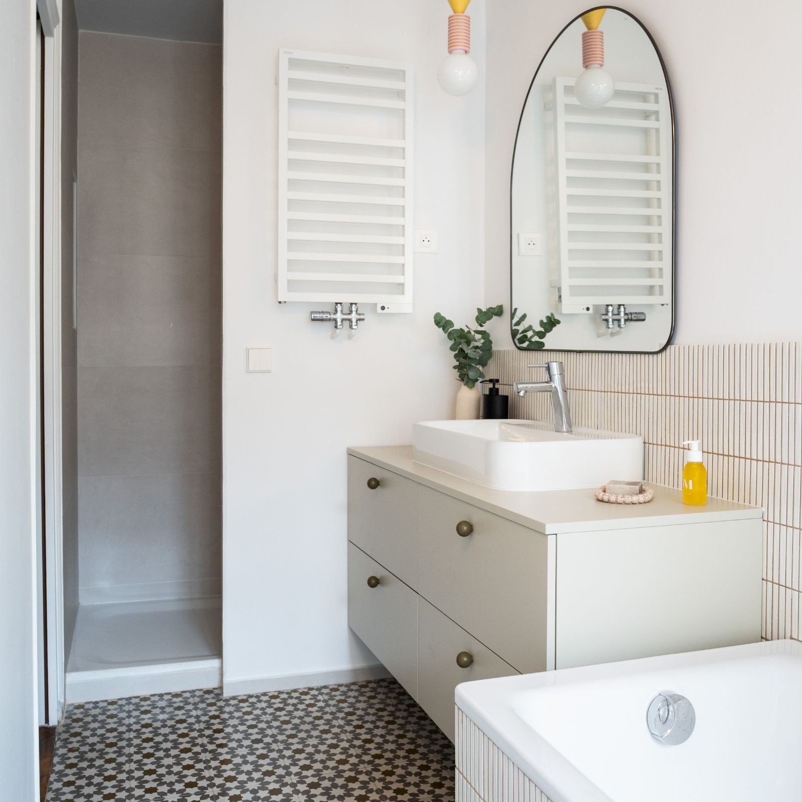 salle de bain lumineuse beige 