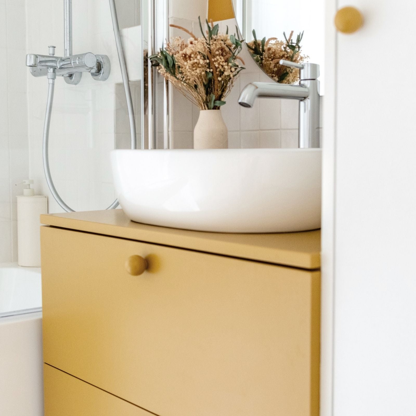 meuble de salle de bain ocre coloré
