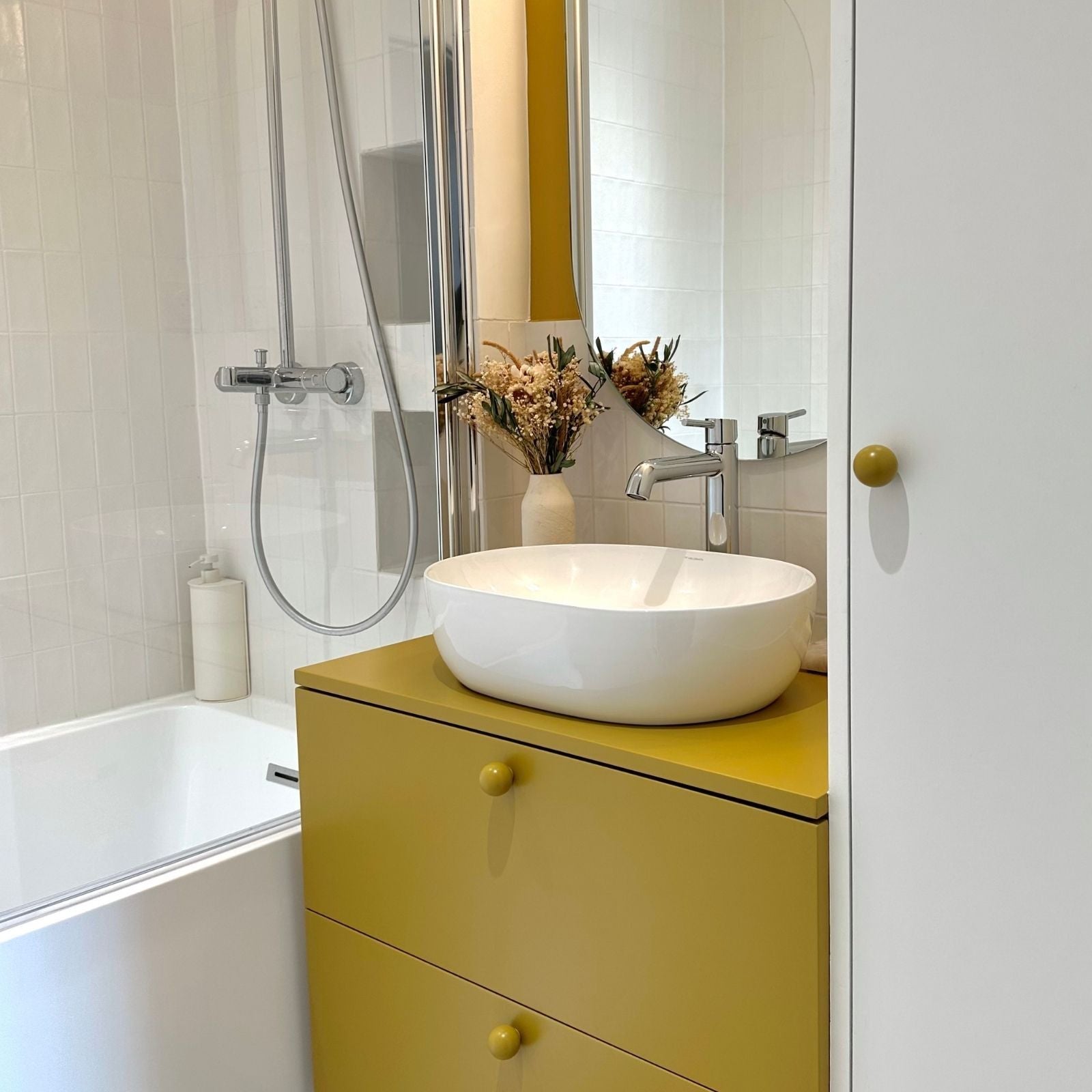 meuble de salle de bain et peinture ocre