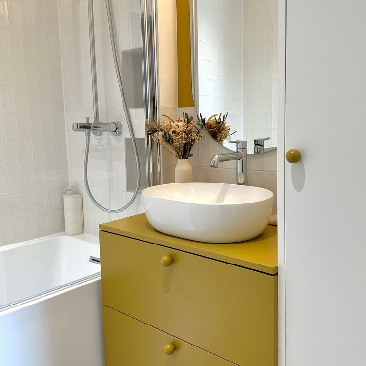 meuble de salle de bain et peinture ocre
