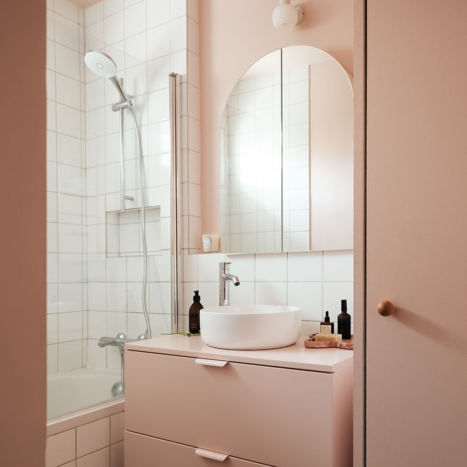 meuble de salle de bain rose avec armoire de toilette